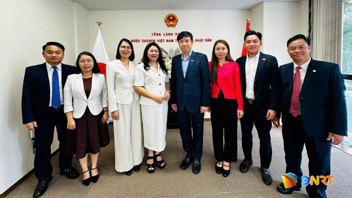 Đoàn công tác Ủy ban MTTQ Việt Nam thành phố Đà Nẵng tại buổi làm việc với Tổng Lãnh sự quán Việt Nam tại Osaka (Nhật Bản). Ảnh: THÁI CƯỜNG