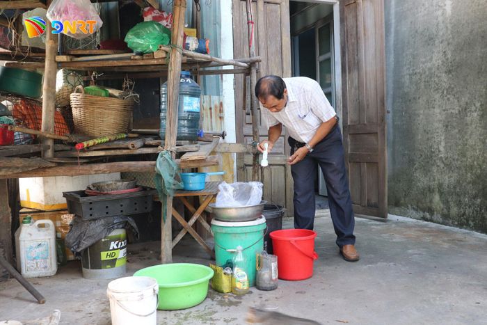 Cán bộ y tế phường Hội An Tây kiểm tra các dụng cụ chứa nước, xử lý nguy cơ phát sinh lăng quăng để phòng chống sốt xuất huyết. Ảnh: KHÁNH NGÂN