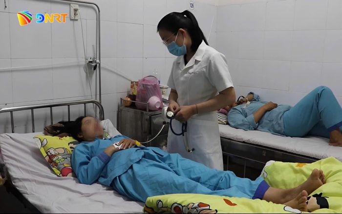 Bác sĩ thăm khám, hướng dẫn bệnh nhân theo dõi sức khỏe trong quá trình điều trị sốt xuất huyết. Ảnh: KHÁNH NGÂN