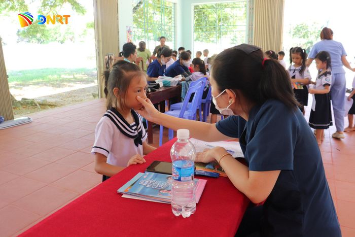 Trạm Y tế phường Hội An Tây phối hợp với các trường học trên địa bàn triển khai các biện pháp phòng, chống dịch bệnh. Ảnh: KHÁNH NGÂN