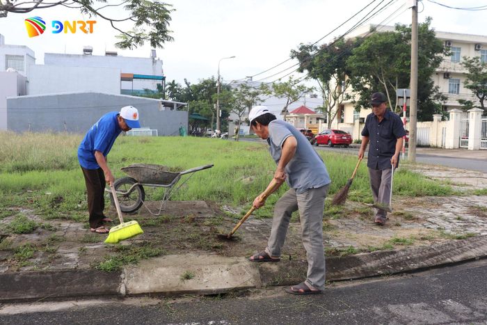 Hội viên Hội Cựu chiến binh phường Ngũ Hành Sơn ra quân dọn vệ sinh tại khu đất trống. Ảnh: KHÁNH NGÂN