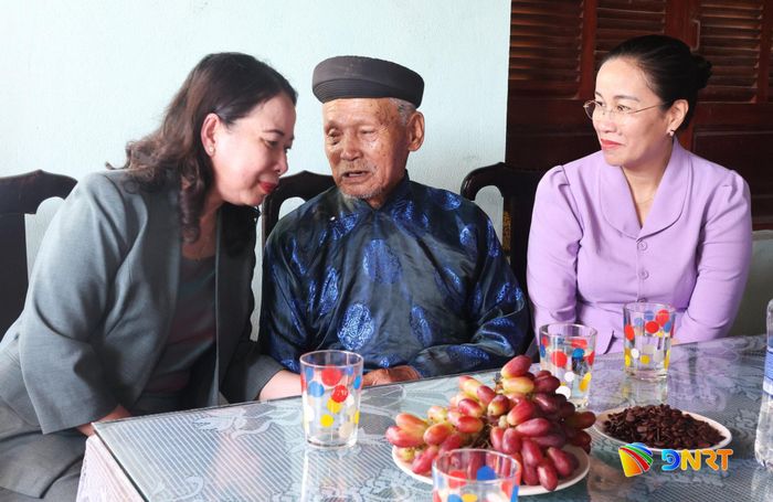 Phó Chủ tịch nước Võ Thị Ánh Xuân (bên trái) ân cần thăm hỏi ông Đinh Văn Thảo. Ảnh: NGỌC HÀ