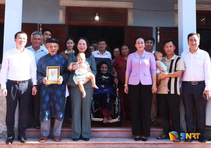 Phó Chủ tịch nước Võ Thị Ánh Xuân (hàng đầu, thứ 3 từ trái sang) chụp ảnh lưu niệm với lãnh đạo thành phố và gia đình ông Đinh Văn Thảo. Ảnh: NGỌC HÀ