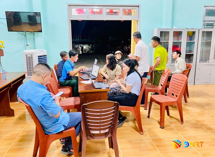 Cán bộ đến trụ sở thôn cài đặt và hướng dẫn đảng viên sử dụng Sổ tay đảng viên điện tử vào buổi tối. Ảnh: HỒNG LÊ