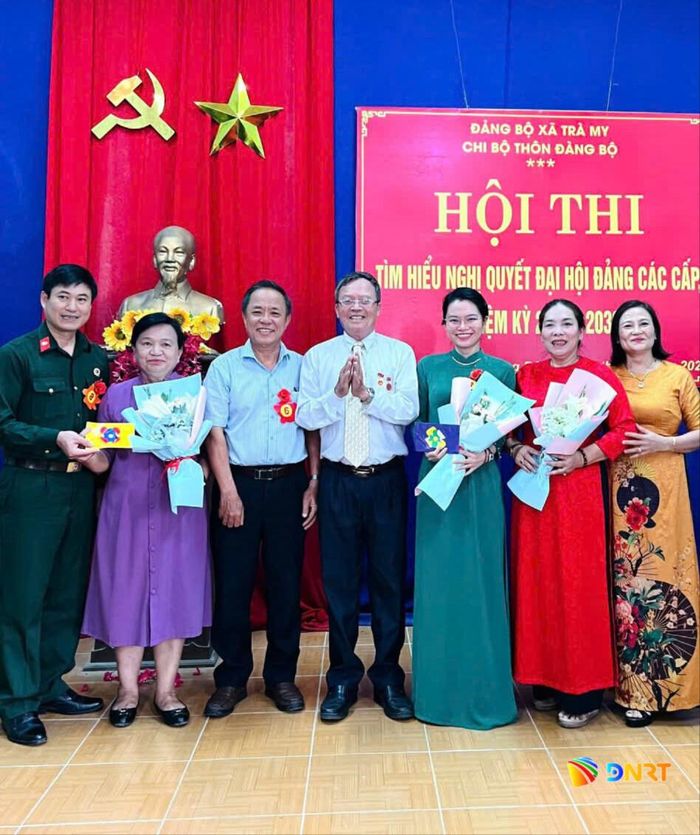 Hội thi Tìm hiểu Nghị quyết Đại hội Đảng các cấp của Chi bộ thôn Đàng Bộ. Ảnh: HỒNG LÊ