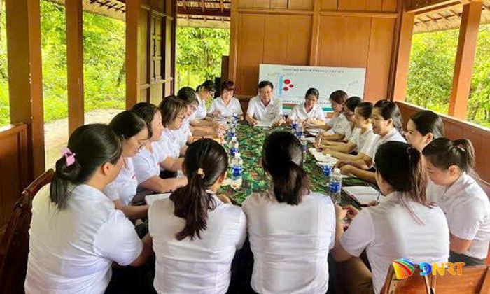 Chi bộ Trường Tiểu học Kim Đồng sinh hoạt tại Vườn cam Chu Huy Mân. Ảnh: HỒNG LÊ