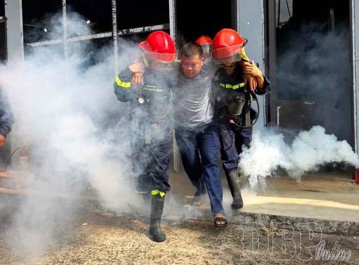 Cán bộ, chiến sĩ Đội Chữa cháy và CNCH khu vực Tuần Giáo thực tập phương án chữa cháy và CNCH.