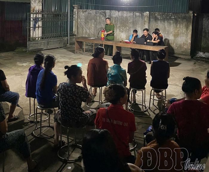 Công tác tuyên truyền được cán bộ Đội Chữa cháy và CNCH khu vực Na Sang tổ chức vào buổi tối thu hút đông đảo người dân tham gia.