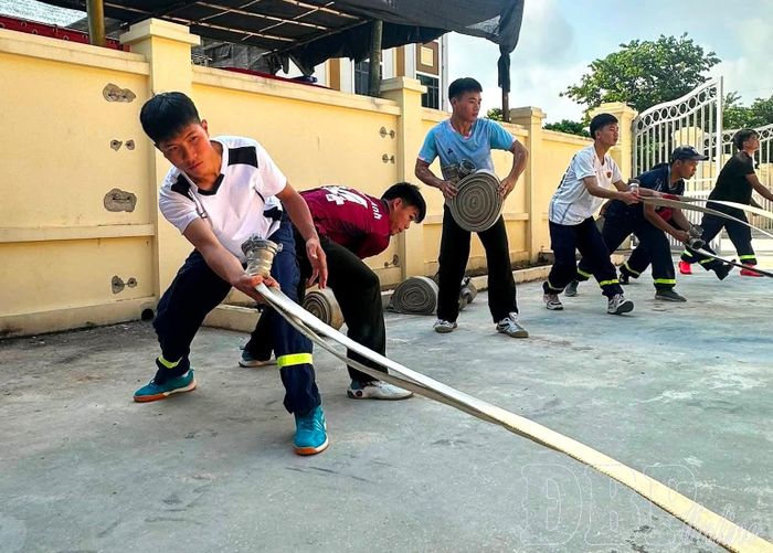 Cán bộ, chiến sĩ Đội Chữa cháy và CNCH khu vực Sam Mứn huấn luyện nghiệp vụ.
