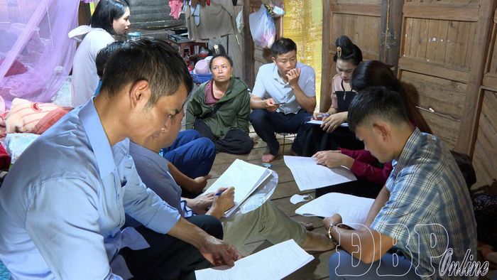 Xã Quài Tở ra quân rà soát hộ nghèo, cận nghèo ở bản Xuân Ban. Ảnh CTV