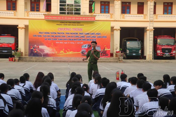 Cảnh sát PCCC và CNCH tuyên truyền kiến thức về PCCC cho học sinh Trường THPT chuyên Lê Quý Đôn. Ảnh: Thùy Trang