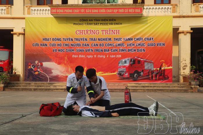 Cơ quan chức năng hướng dẫn học sinh kỹ năng sơ cứu trong PCCC và CNCH. Ảnh: Thùy Trang