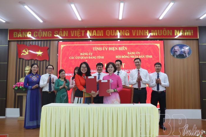 Đại diện Đảng ủy các cơ quan Đảng tỉnh; Đảng ủy MTTQ, các đoàn thể tỉnh thực hiện ký, bàn giao tổ chức đảng, đảng viên.