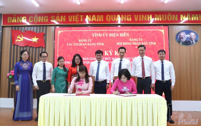 Đại diện Đảng ủy các cơ quan Đảng tỉnh; Đảng ủy HĐND thực hiện ký, bàn giao tổ chức đảng, đảng viên.