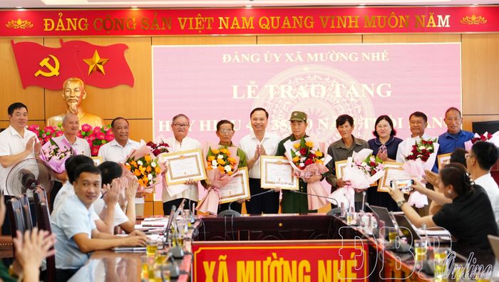 Các đảng viên vinh dự nhận Huy hiệu Đảng.