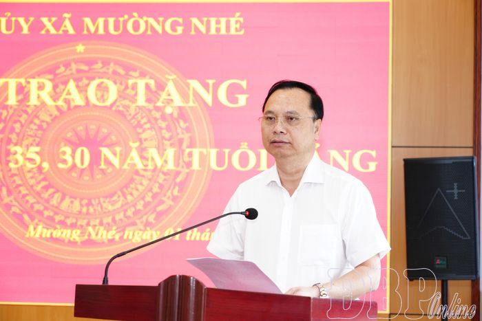 Đồng chí Tạ Văn Sơn, Bí thư Đảng ủy xã Mường Nhé phát biểu chúc mừng các đảng viên được trao tặng Huy hiệu Đảng.
