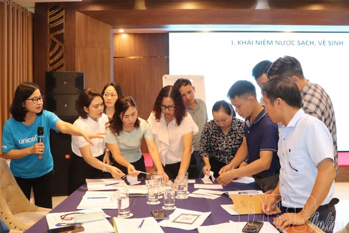 Nhóm thảo luận các phương án mà giảng viên cung cấp.