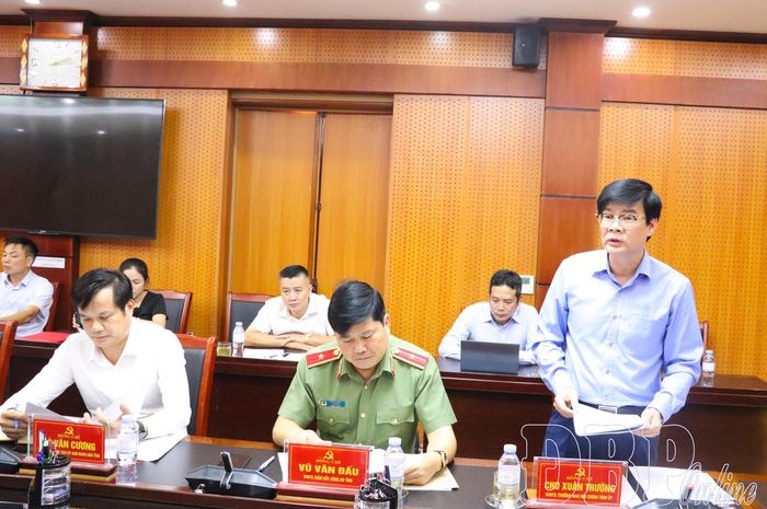 Đồng chí Chu Xuân Trường, Ủy viên Ban Thường vụ Tỉnh ủy, Trưởng ban Nội chính Tỉnh ủy báo cáo kết quả hoạt động của Ban Chỉ đạo 9 tháng đầu năm.