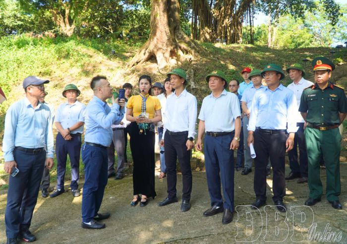 Phó Bí thư Tỉnh ủy Nguyễn Văn Thắng cùng đoàn công tác kiểm tra thực địa vị trí dự kiến biểu diễn Show thực cảnh tái hiện “Chiến thắng Đồi A1”.