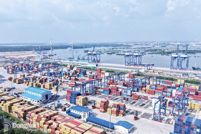 Cảng Phước An (xã Phước An) ngày càng có nhiều hàng hóa ra vào cảng. Ảnh: Công Nghĩa