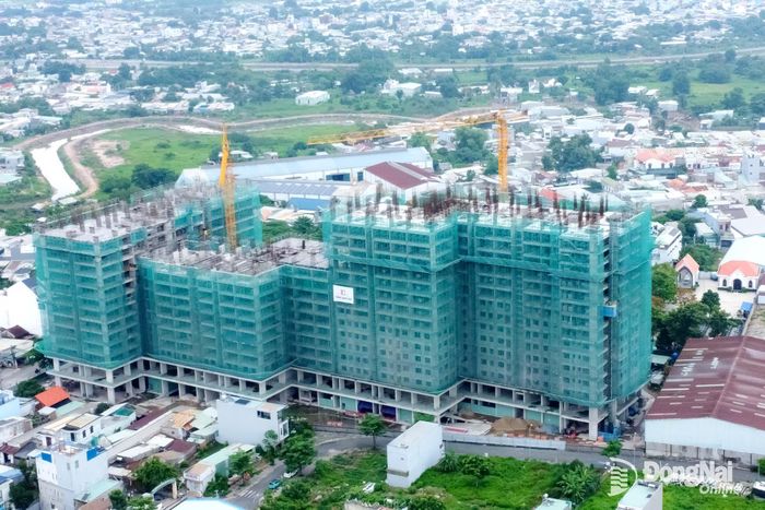 Dự án nhà nhà ở xã hội đang xây dựng trên địa bàn phường Long Hưng. Ảnh: Hoàng Lộc
