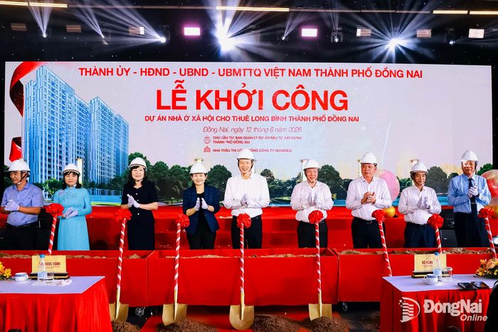 Lãnh đạo thành phố Đồng Nai và đại diện đơn vị chủ đầu tư thi công thực hiện nghi thức khởi công dự án nhà ở xã hội cho thuê vào tháng 6-2026. Ảnh:TL