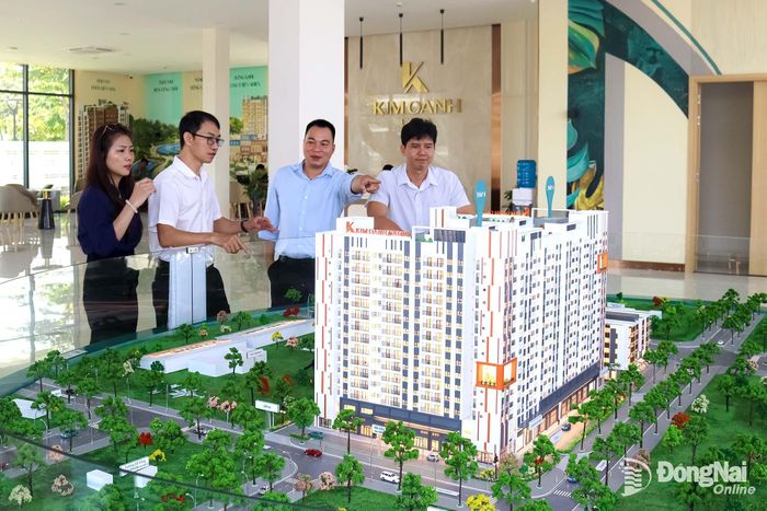 Khách hàng tìm hiểu thông tin từ một mô hình dự án nhà ở xã hội trên địa bàn phường Trảng Bom. Ảnh: Hoàng Lộc
