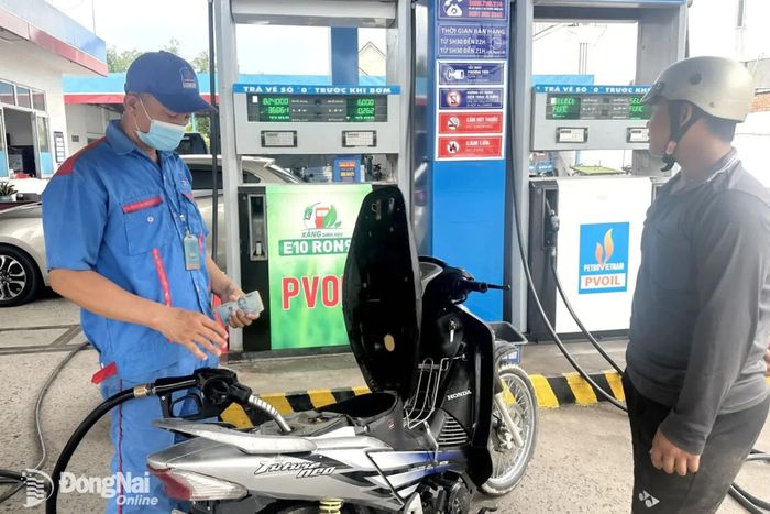 Các loại thuế xăng, dầu, nhiên liệu bay tiếp tục được gia hạn ưu đãi đến hết năm 2026. Ảnh: Ngọc Liên