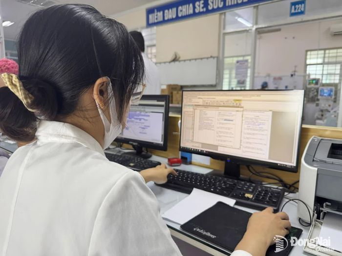 Nhân viên y tế nhập dữ liệu khám, chữa bệnh lên hệ thống điện tử. Ảnh: Hạnh Dung