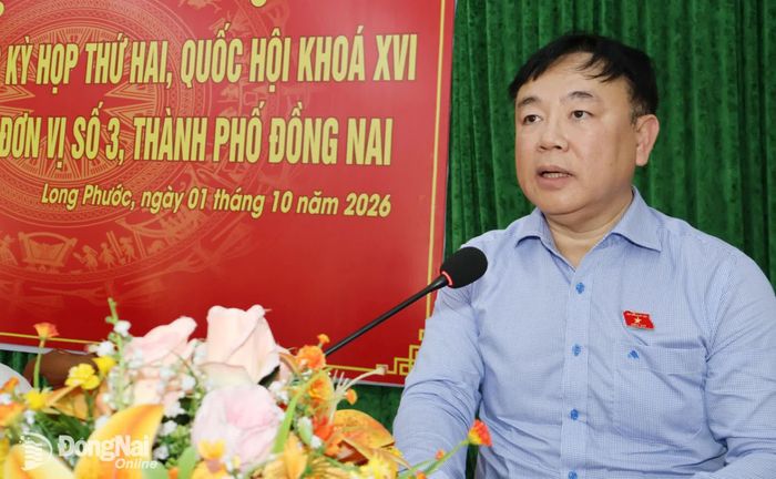 Đại biểu Nguyễn Công Long thay mặt Tổ Đại biểu Quốc hội số 3 phát biểu tại hội nghị tiếp xúc cử tri . Ảnh: Nguyệt Hà