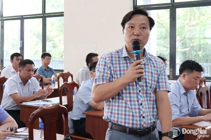 Đại diện Sở Giáo dục và Đào tạo giải trình một số ý kiến tại hội nghị. Ảnh: Nguyệt Hà