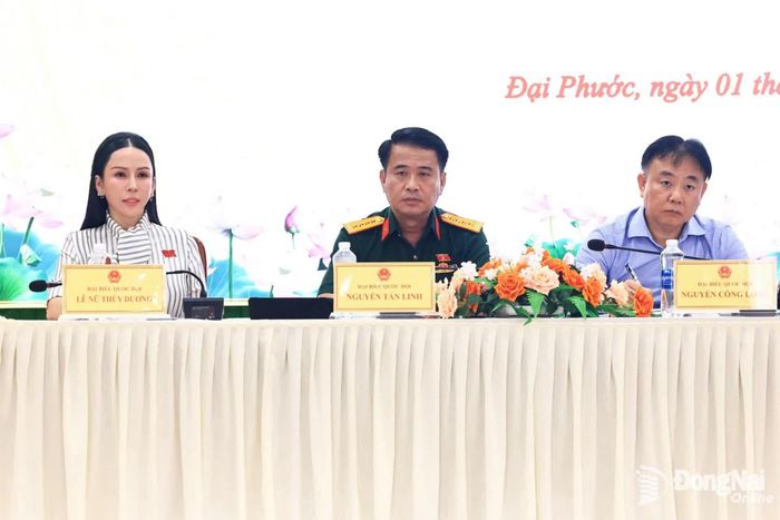 Các đại biểu thuộc Tổ đại biểu Quốc hội đơn vị số 3, thành phố Đồng Nai tiếp xúc cử tri tại xã Đại Phước. Ảnh: Công Nghĩa