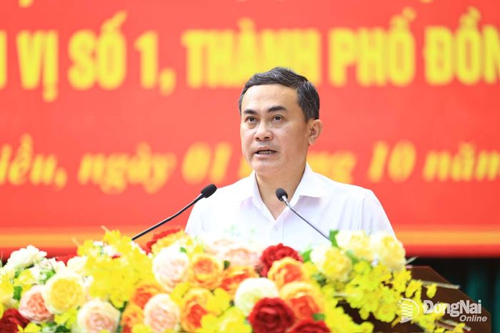 Ủy viên Ban Thường vụ Thành ủy, Phó Chủ tịch UBND thành phố Lê Trường Sơn phát biểu làm rõ thêm những nội dung mà cử tri nêu tại hội nghị. Ảnh: Công Nghĩa
