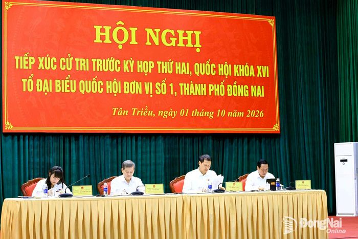 Các đại biểu Quốc hội ghi nhận ý kiến phát biểu của cử tri tại hội nghị. Ảnh: Công Nghĩa