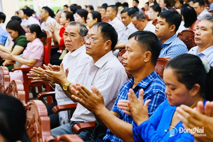 Cử tri bày tỏ vui mừng khi về dự hội nghị và được đại biểu chia sẻ nhiều mối quan tâm sâu sắc. Ảnh: Công Nghĩa