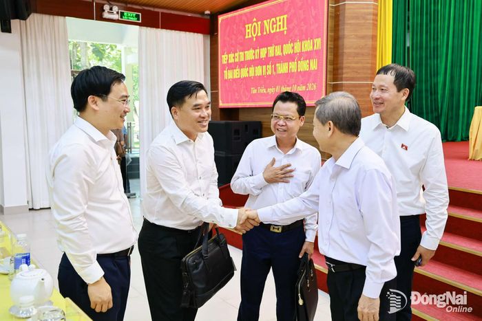  Ủy viên Bộ Chính trị, Bí thư Trung ương Đảng, Trưởng ban Nội chính Trung ương Lê Minh Trí và Ủy viên Trung ương Đảng, Bí thư Thành ủy, Trưởng đoàn Đại biểu Quốc hội thành phố Đồng Nai Vũ Hồng Văn trao đổi với đại diện các sở, ngành và lãnh đạo phường Trấn Biên sau hội nghị. Ảnh: Công Nghĩa 