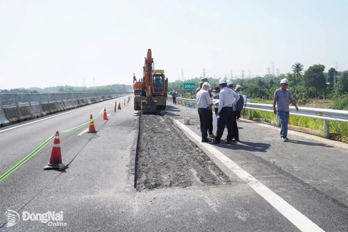 Phương tiện thi công bóc lớp bê tông nhựa hiện hữu tại khu vực bị nứt để thảm lại lớp bê tông nhựa mới. Ảnh: Phạm Tùng
