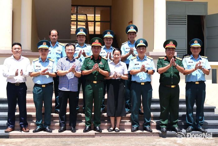 Đoàn công tác chụp hình lưu niệm với thủ trưởng Trung đoàn 278. Ảnh: Nguyệt Hà