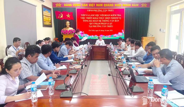 Đoàn kiểm tra làm việc tại UBND phường Tân Triều. Ảnh: CTV