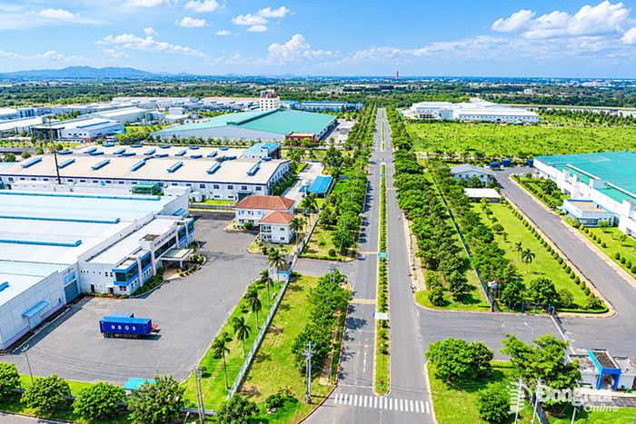 Hạ tầng đồng bộ với các trục đường phủ kín cây xanh.