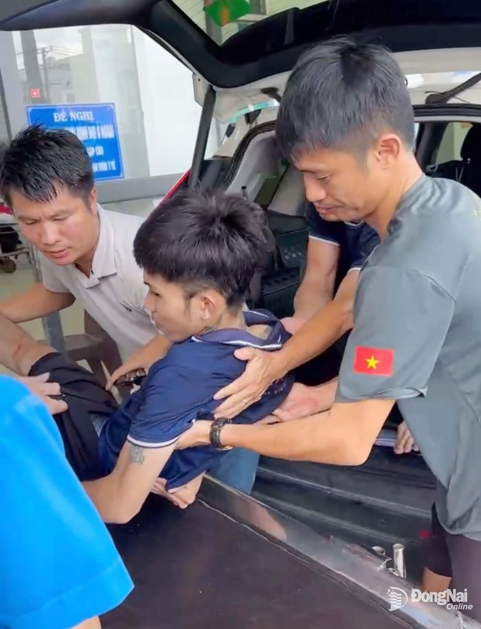 Cán bộ chiến sĩ đưa nạn nhân bị mắc kẹt ra ngoài an toàn và đưa nạn nhân đến Bệnh viện đa khoa Thống Nhất để cấp cứu.