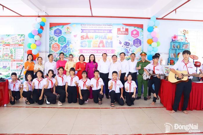 Các đại biểu tham quan các gian hàng trưng bày sản phẩm STEAM ngay sau lễ khai mạc. Ảnh: Trâm Tín