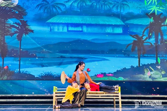 Kim Ngân, Minh Thảo, Tâm Di và Thái Bảo thể hiện ca khúc Mẹ yêu con của nhạc sĩ Nguyễn Văn Tý, gửi gắm tình mẫu tử thiêng liêng và lời tri ân dịu dàng dành cho mẹ. Ảnh: Minh Huệ
