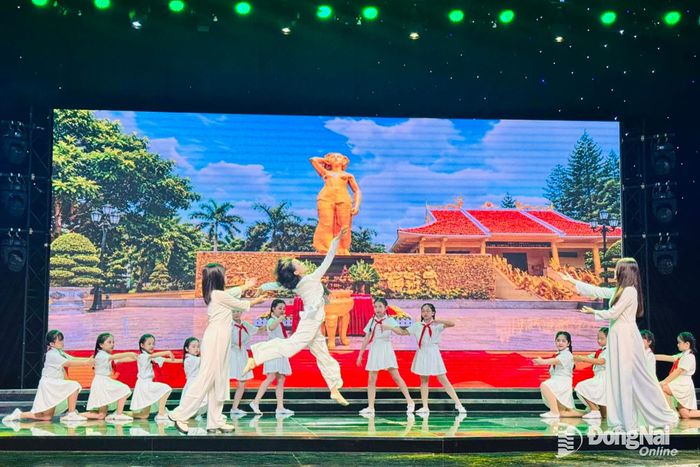 San San - An An thể hiện ca khúc Biết ơn chị Võ Thị Sáu của nhạc sĩ Nguyễn Đức Toàn, gợi nhắc lòng biết ơn đối với người nữ anh hùng đã hy sinh vì độc lập quê hương. Ảnh: Minh Huệ