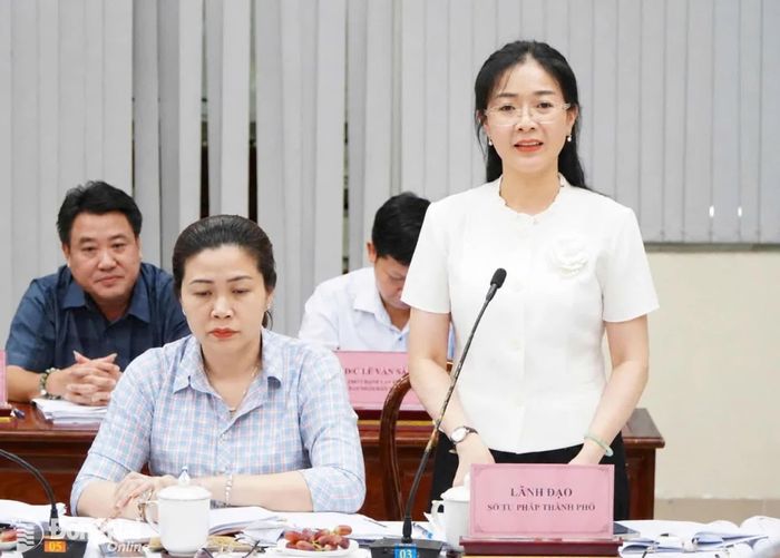 Thành ủy viên, Giám đốc Sở Tư pháp thành phố Đồng Nai Phạm Thị Bích Thủy thông tin kết quả thực hiện tổng rà soát hệ thống văn bản quy phạm pháp luật tại Đồng Nai. Ảnh: An Nhơn