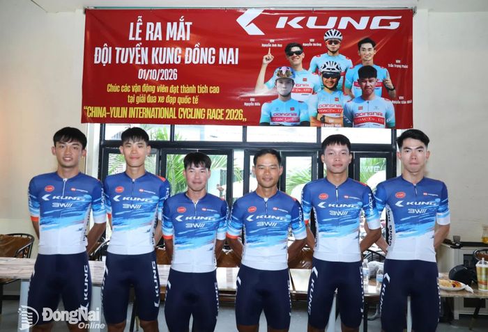 6 thành viên Đội tuyển xe đạp thành phố Đồng Nai tại lễ ra mắt. Ảnh: Huy Anh