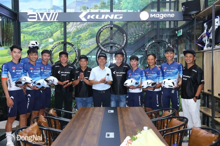 Đại diện Trung tâm Huấn luyện và Thi đấu thể thao thành phố Đồng Nai cùng các thành viên Đội tuyển xe đạp thành phố Đồng Nai tại lễ ra mắt nhà tài trợ mới. Ảnh: Huy Anh