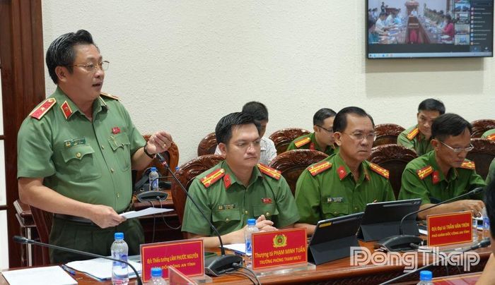 Thiếu tướng Lâm Phước Nguyên, Ủy viên Ban thường vụ Tỉnh ủy, Giám đốc Công an tỉnh kiến nghị một số giải pháp tại cuộc họp.