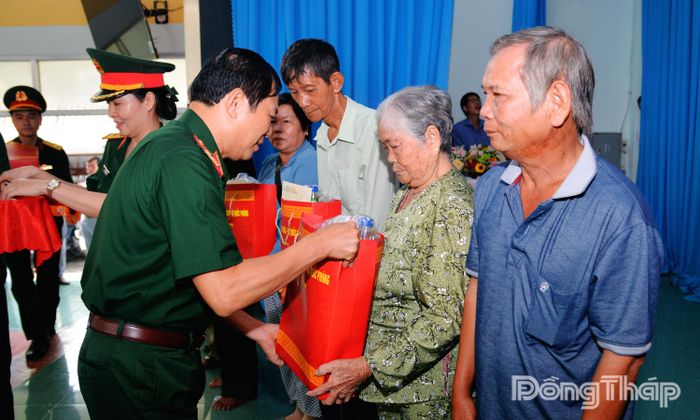 Đại tướng Nguyễn Tân Cương trao quà cho các gia đình chính sách, gia đình có hoàn cảnh khó khăn.