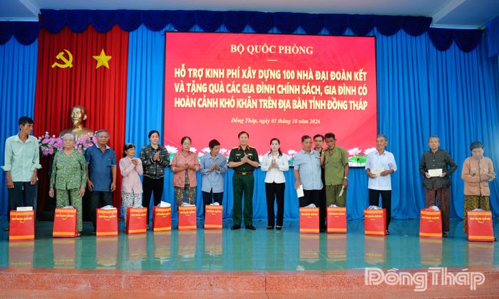 Đại tướng Nguyễn Tân Cương và đồng chí Châu Thị Mỹ Phương trao quà cho các gia đình chính sách, gia đình có hoàn cảnh khó khăn.
